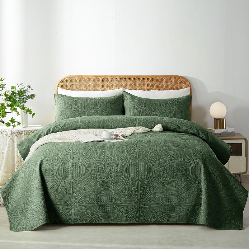 WURUIBO Olive Green Full/Queen Quilt Bedding Set  3 Pieces Lightweight Bedspreads with Pillow Shams  Microfiber Modern Thin Coverlet  Summer Quilted Comforter for All Season (1 Quilt  2 Shams) - Image 1